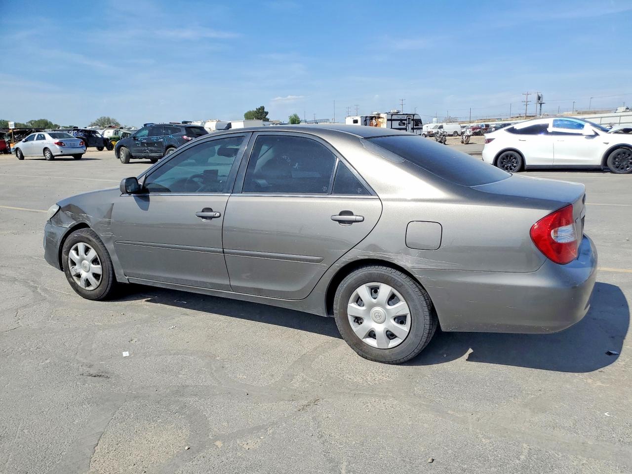 2004 TOYOTA CAMRY LE photo 3