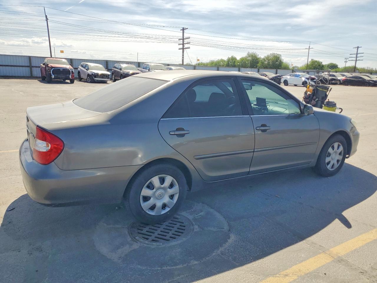 2004 TOYOTA CAMRY LE photo 5