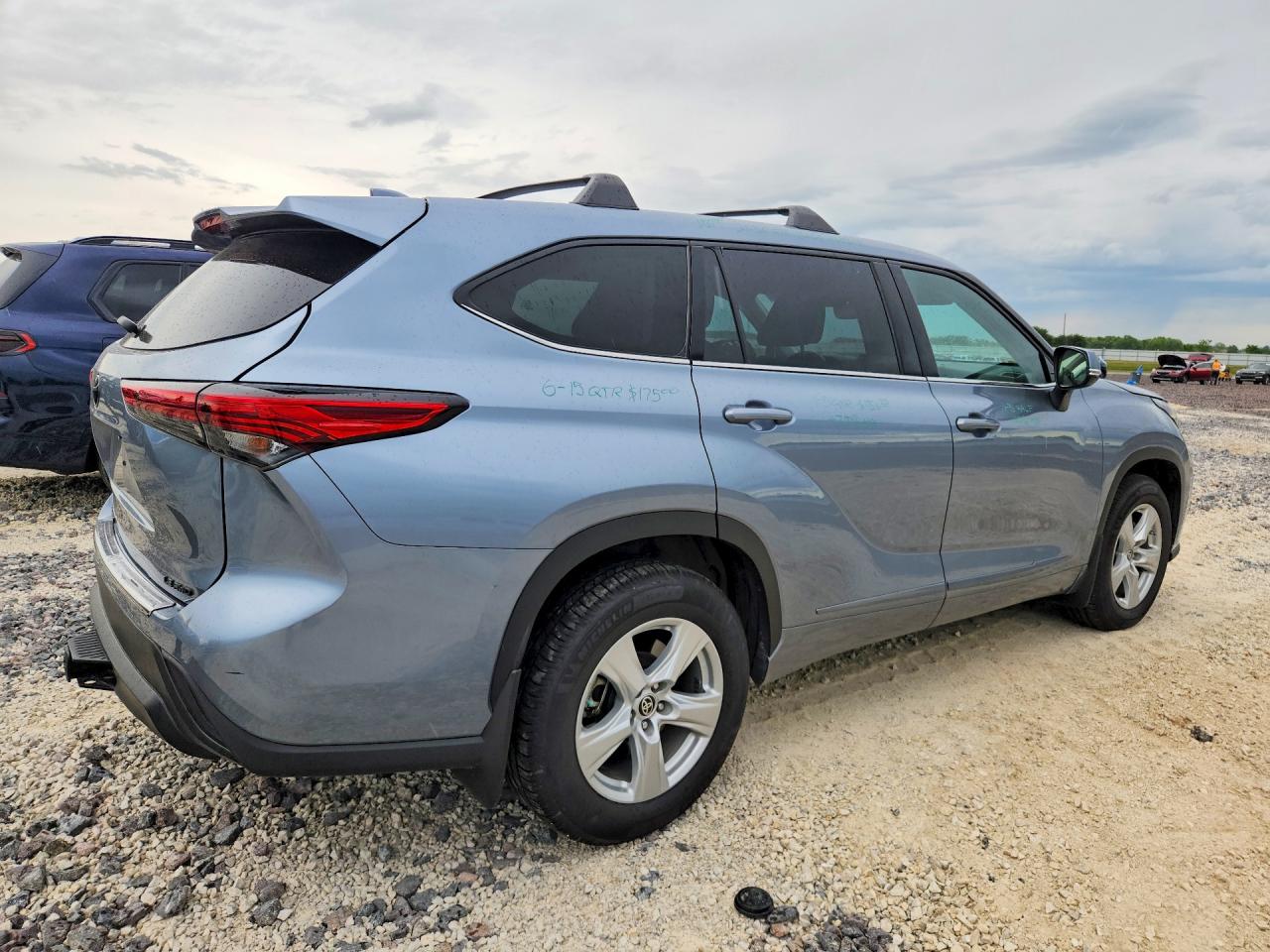 2021 TOYOTA HIGHLANDER LE photo 5