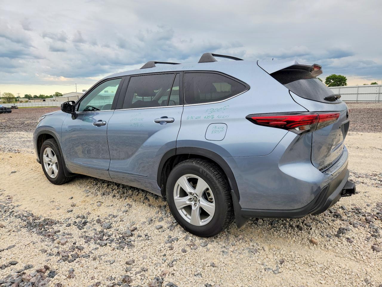 2021 TOYOTA HIGHLANDER LE photo 3