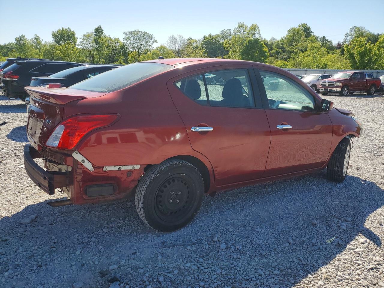 2018 NISSAN VERSA SV photo 3