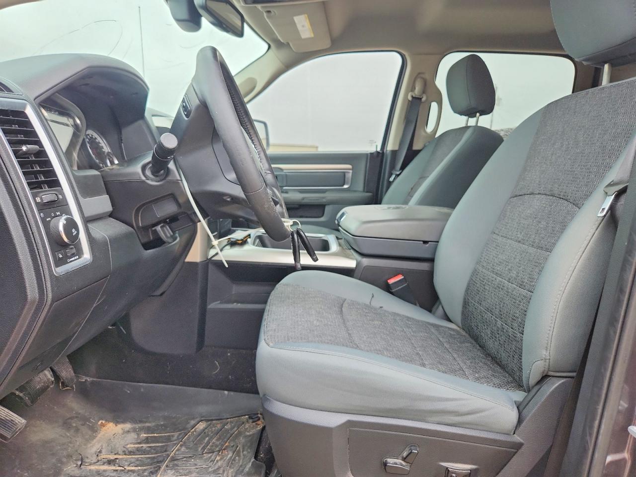 2016 RAM 1500 SLT photo 7
