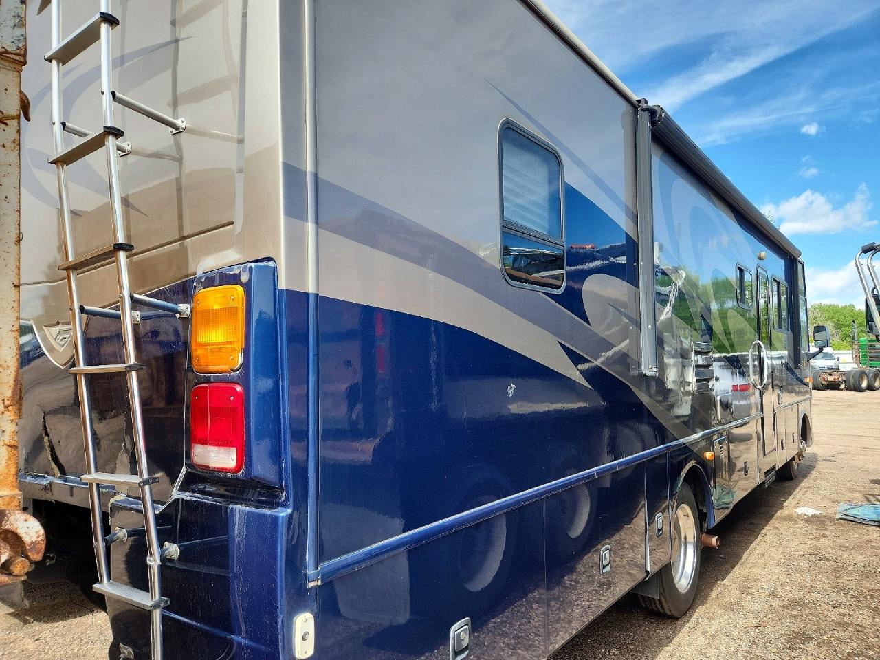 2007 BOUNDER RV photo 10
