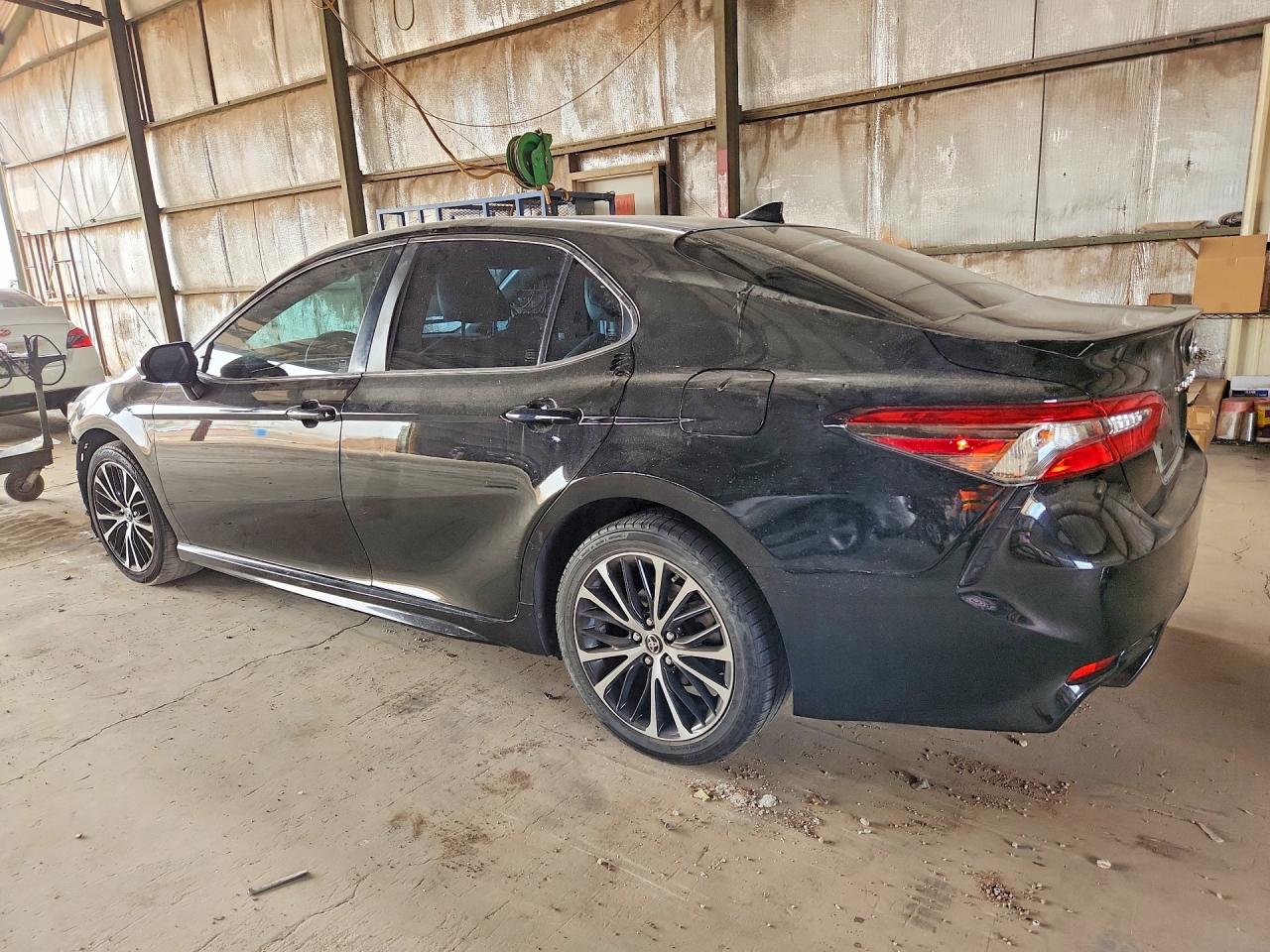2019 TOYOTA CAMRY SE photo 3