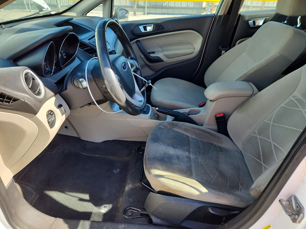 2016 FORD FIESTA SE photo 19