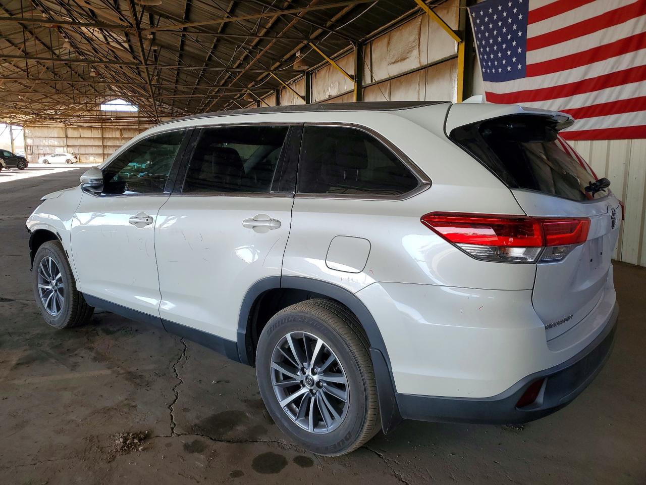 2019 TOYOTA HIGHLANDER XLE photo 3