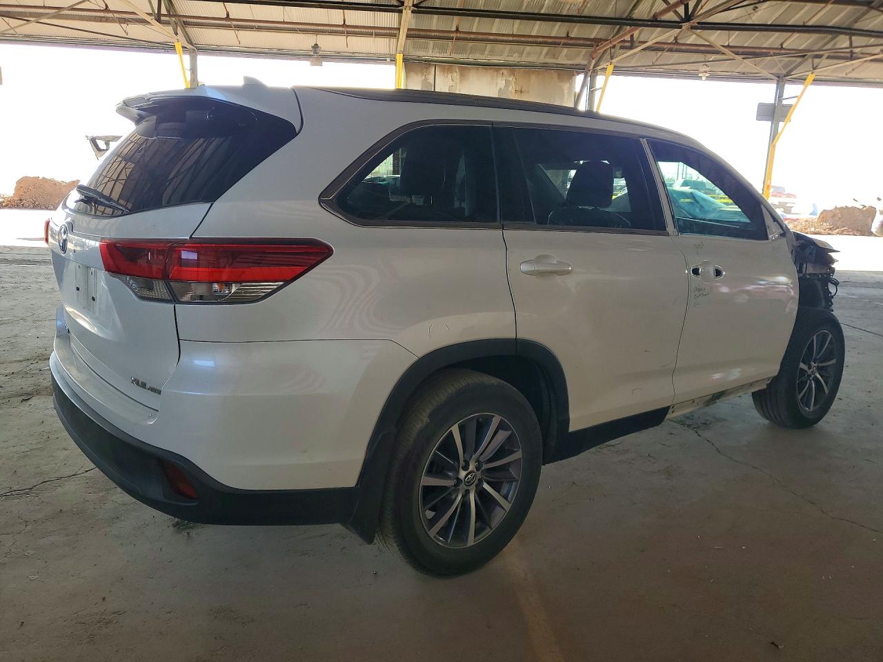 2019 TOYOTA HIGHLANDER XLE photo 5