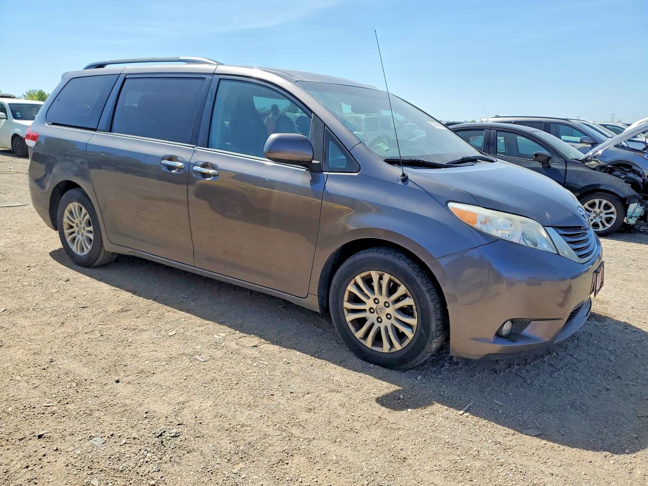 2014 TOYOTA SIENNA XLE 8-PASSENGER photo 4