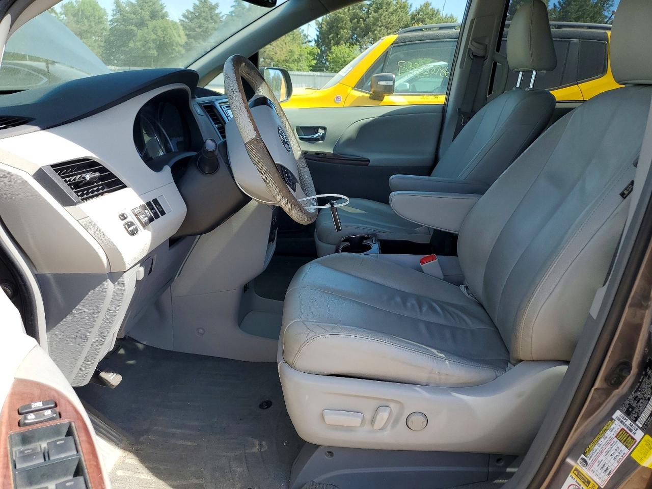 2014 TOYOTA SIENNA XLE 8-PASSENGER photo 7