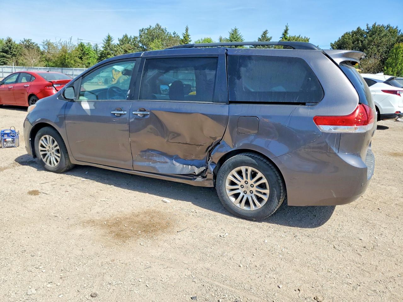 2014 TOYOTA SIENNA XLE 8-PASSENGER photo 2