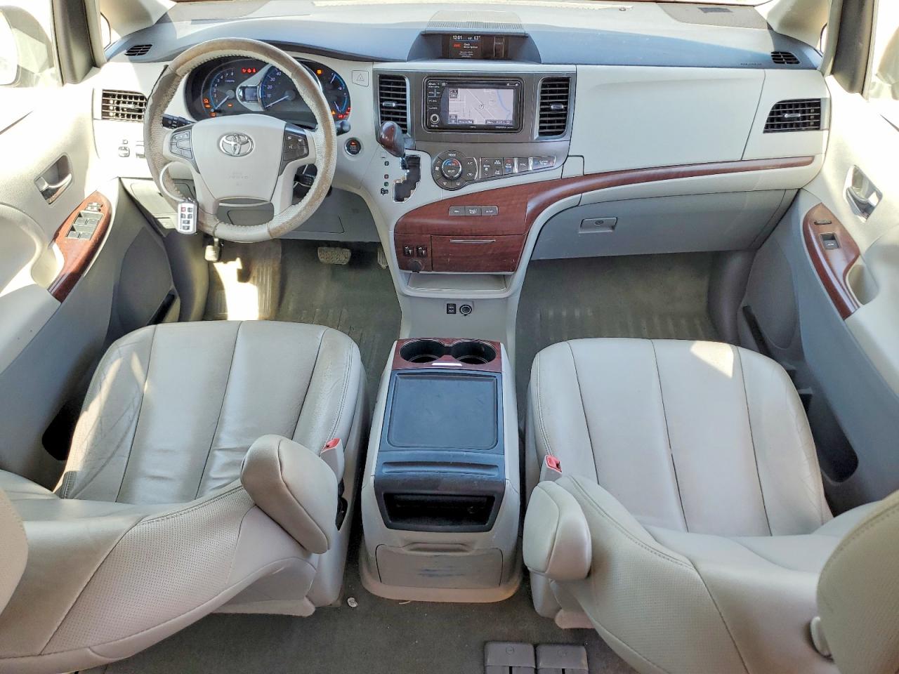 2014 TOYOTA SIENNA XLE 8-PASSENGER photo 8