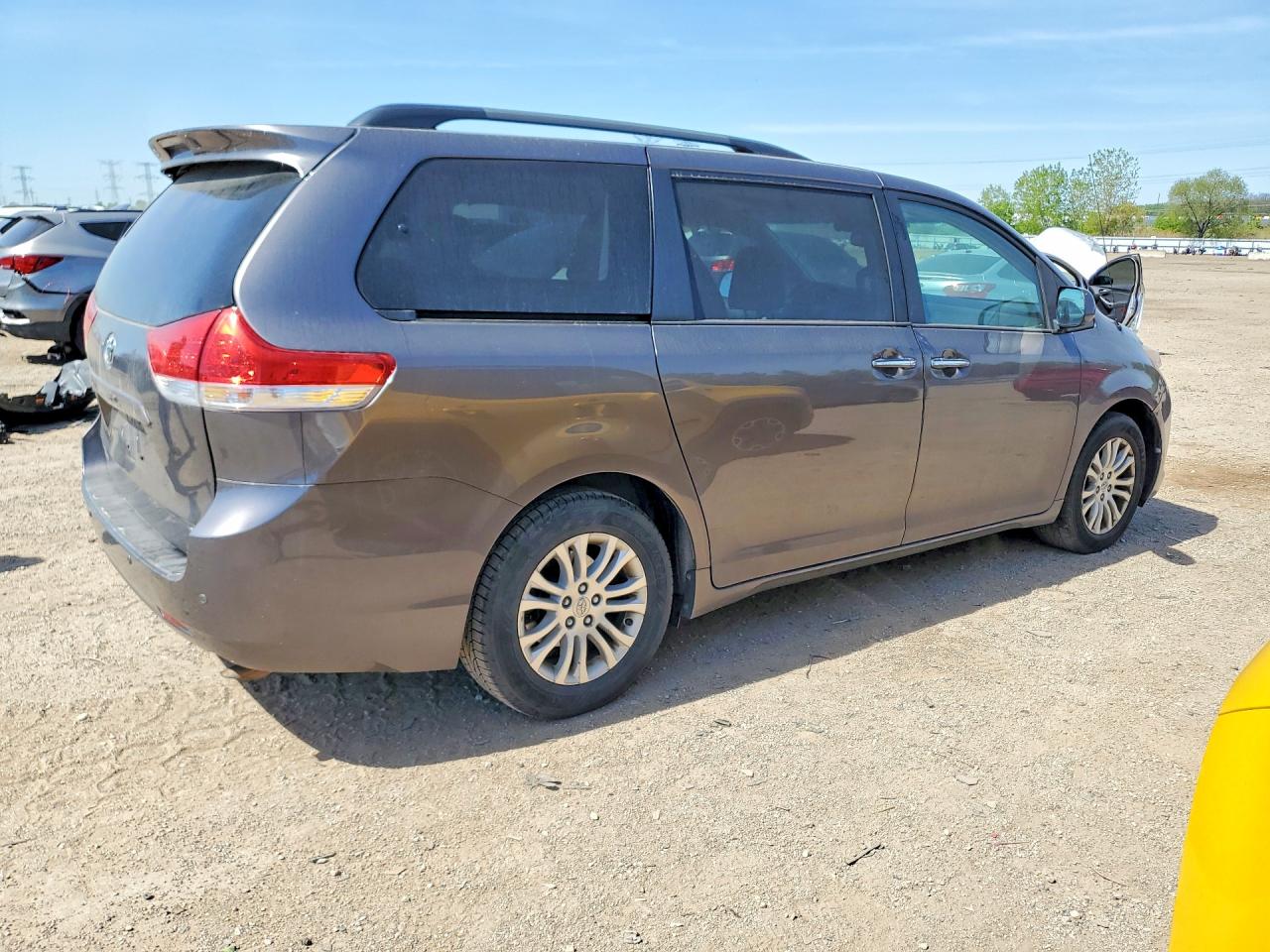 2014 TOYOTA SIENNA XLE 8-PASSENGER photo 3