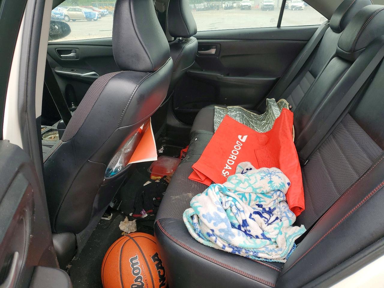 2016 TOYOTA CAMRY SE photo 19