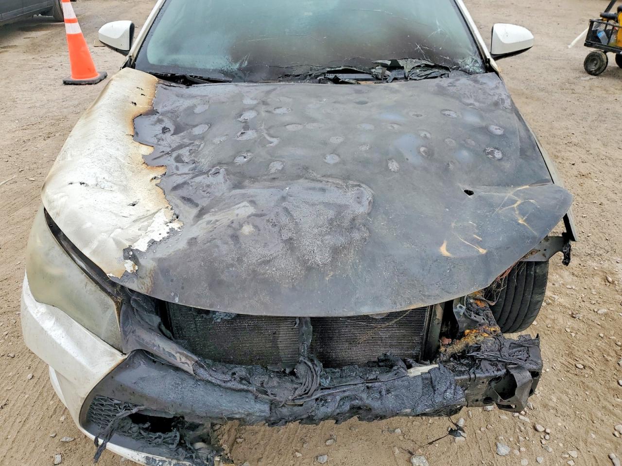 2016 TOYOTA CAMRY SE photo 21