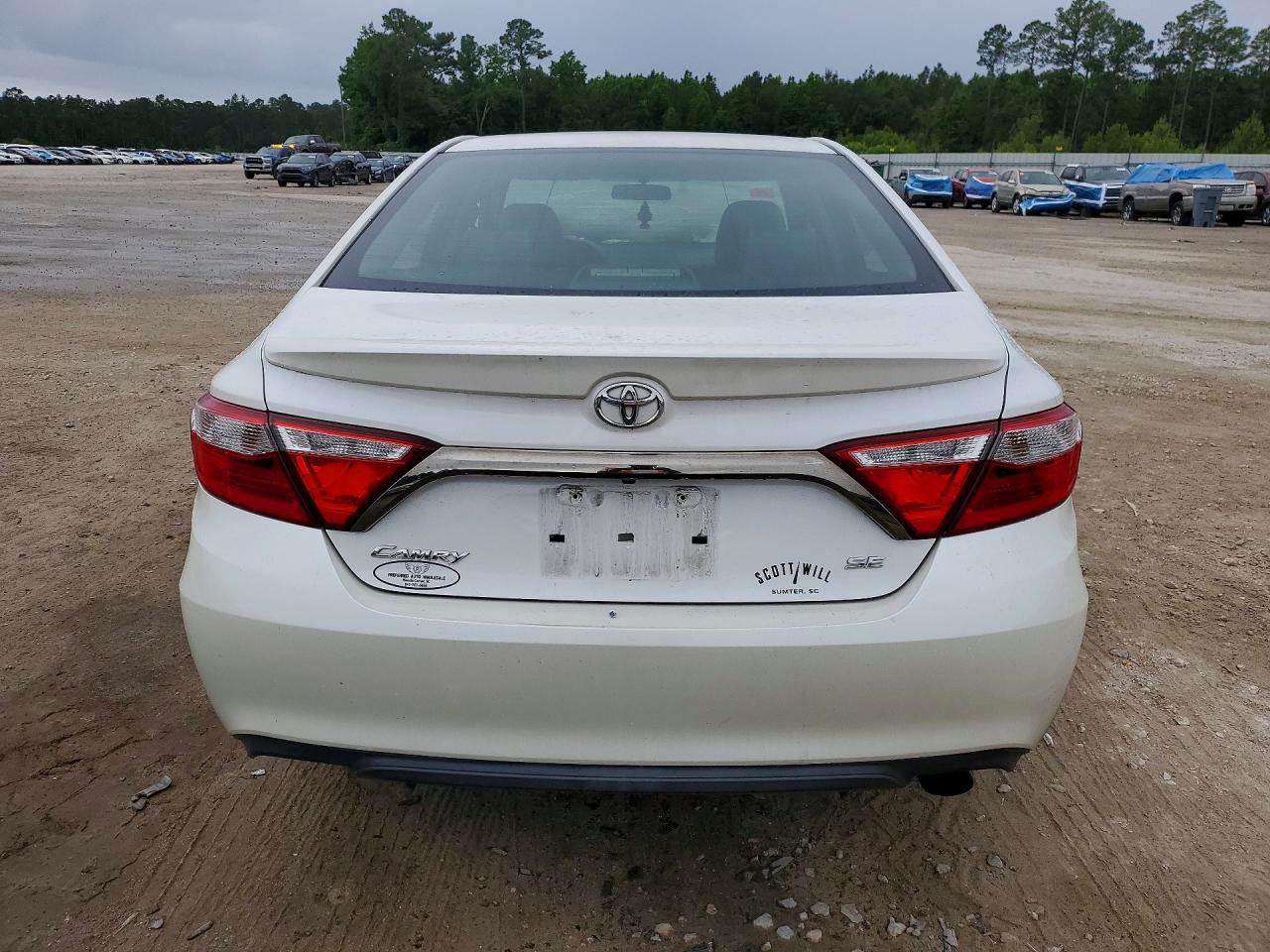 2016 TOYOTA CAMRY SE photo 11