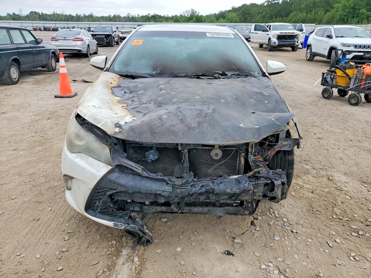 2016 TOYOTA CAMRY SE photo 9