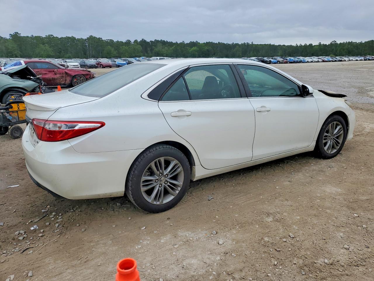 2016 TOYOTA CAMRY SE photo 5