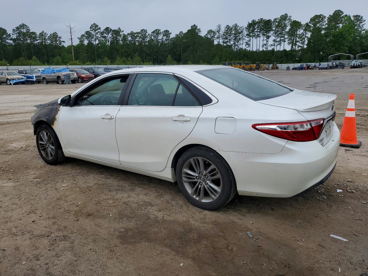 2016 TOYOTA CAMRY SE photo 3