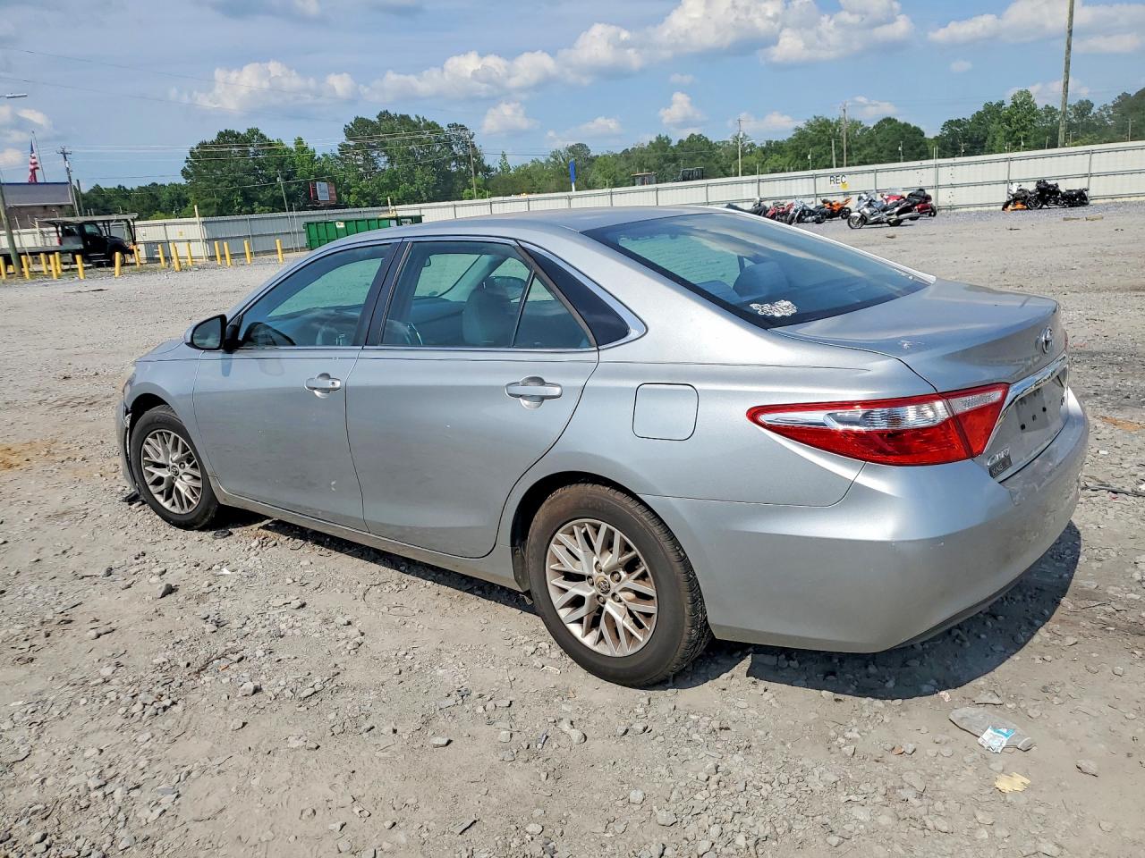 2016 TOYOTA CAMRY LE photo 3