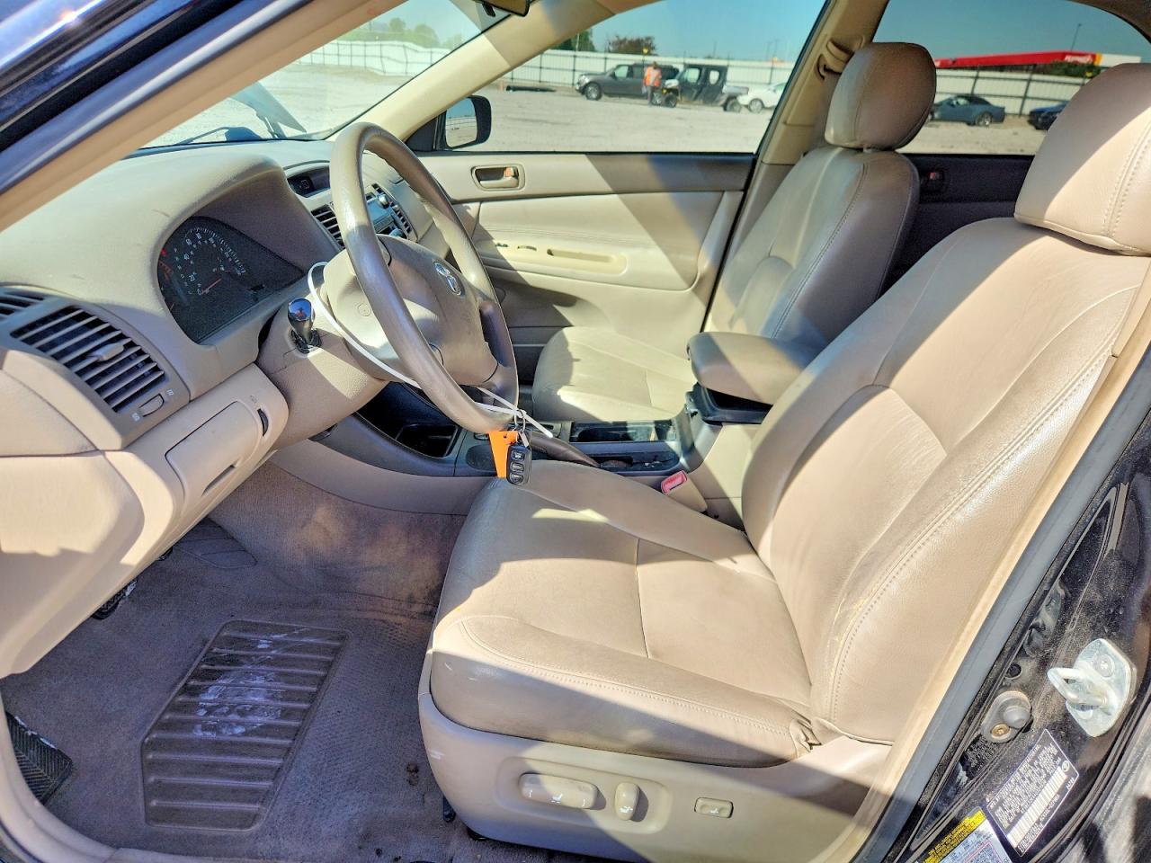 2004 TOYOTA CAMRY LE photo 13