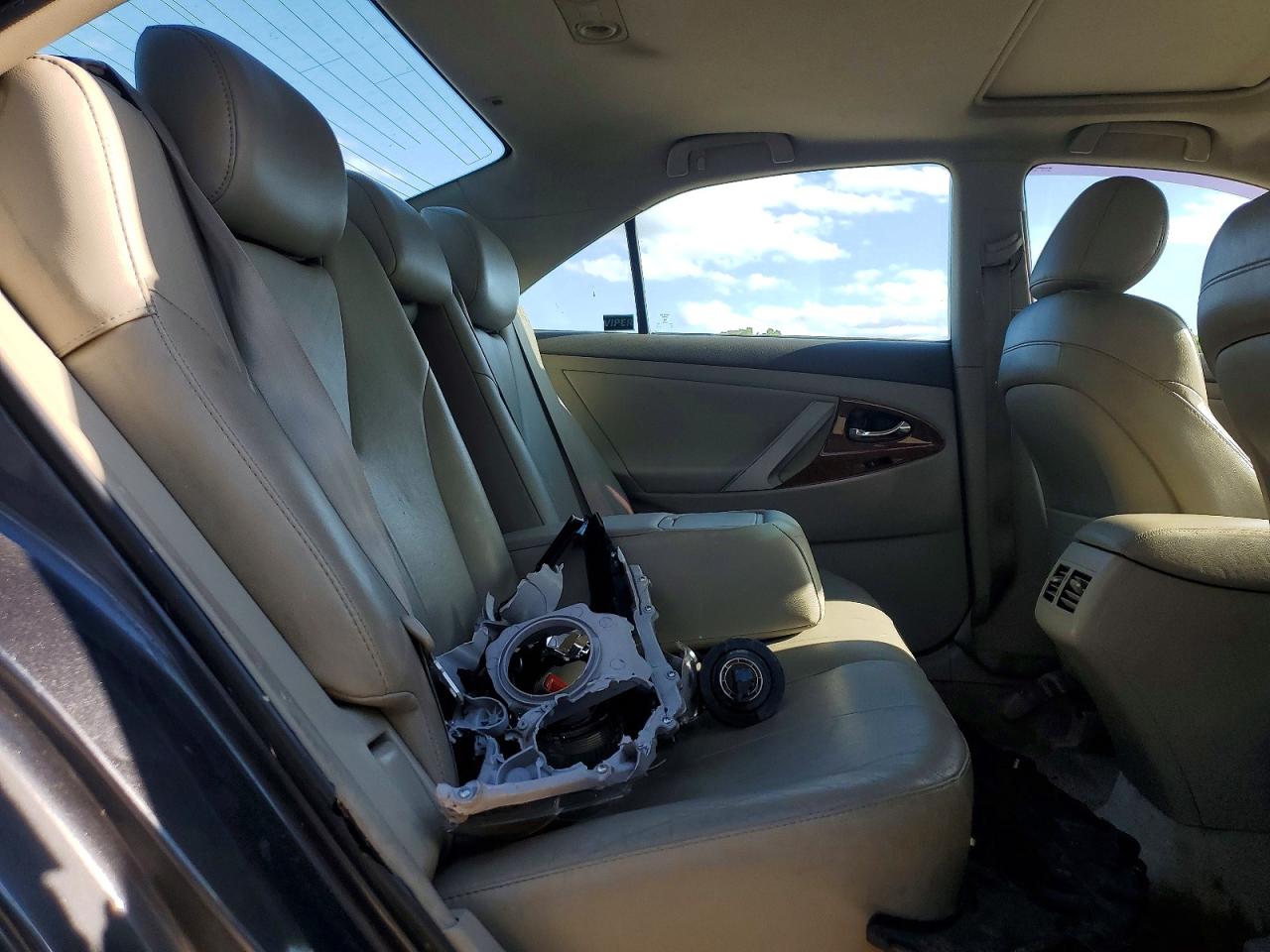 2011 TOYOTA CAMRY XLE V6 photo 28
