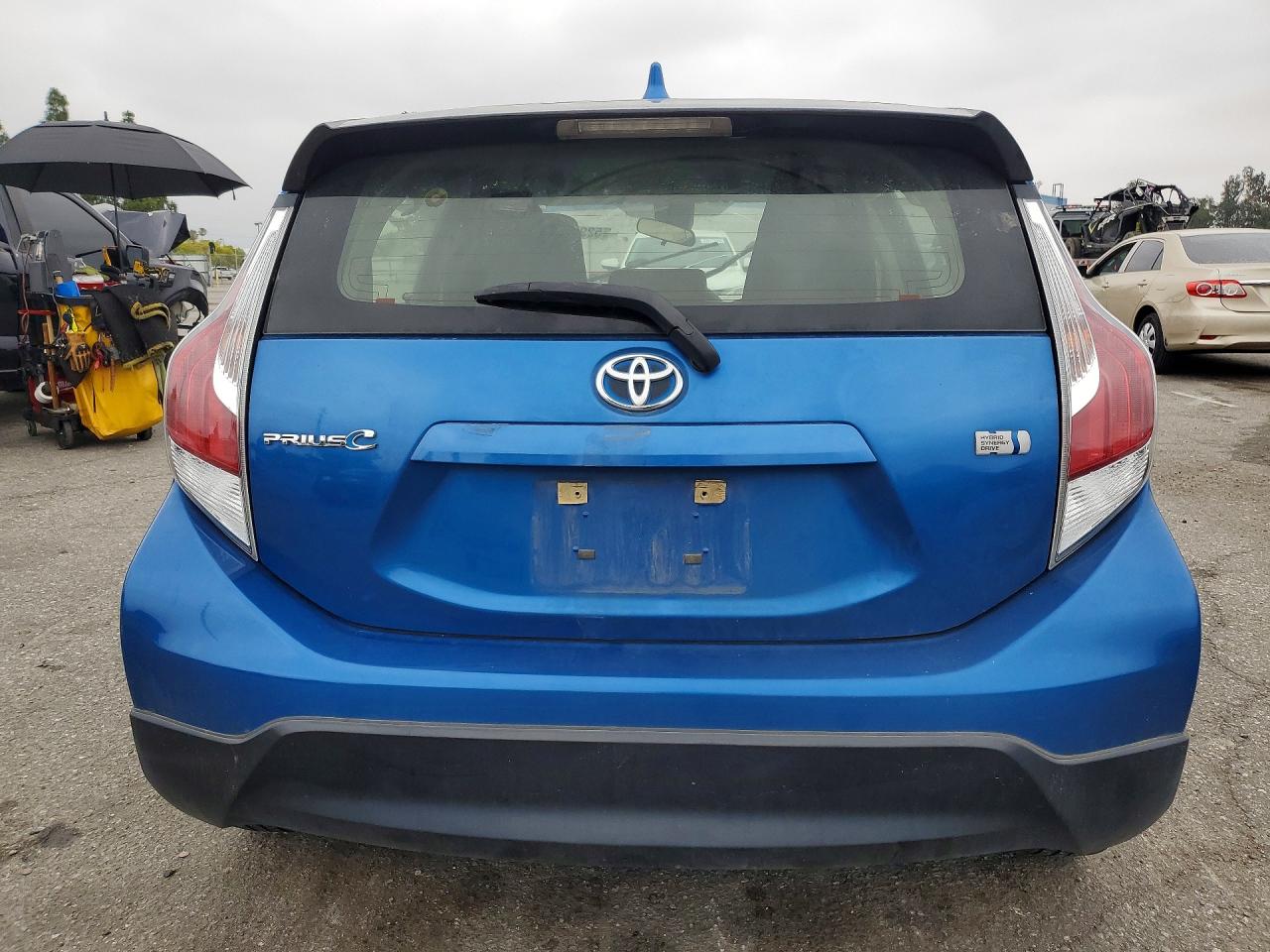 2017 TOYOTA PRIUS C ONE photo 6
