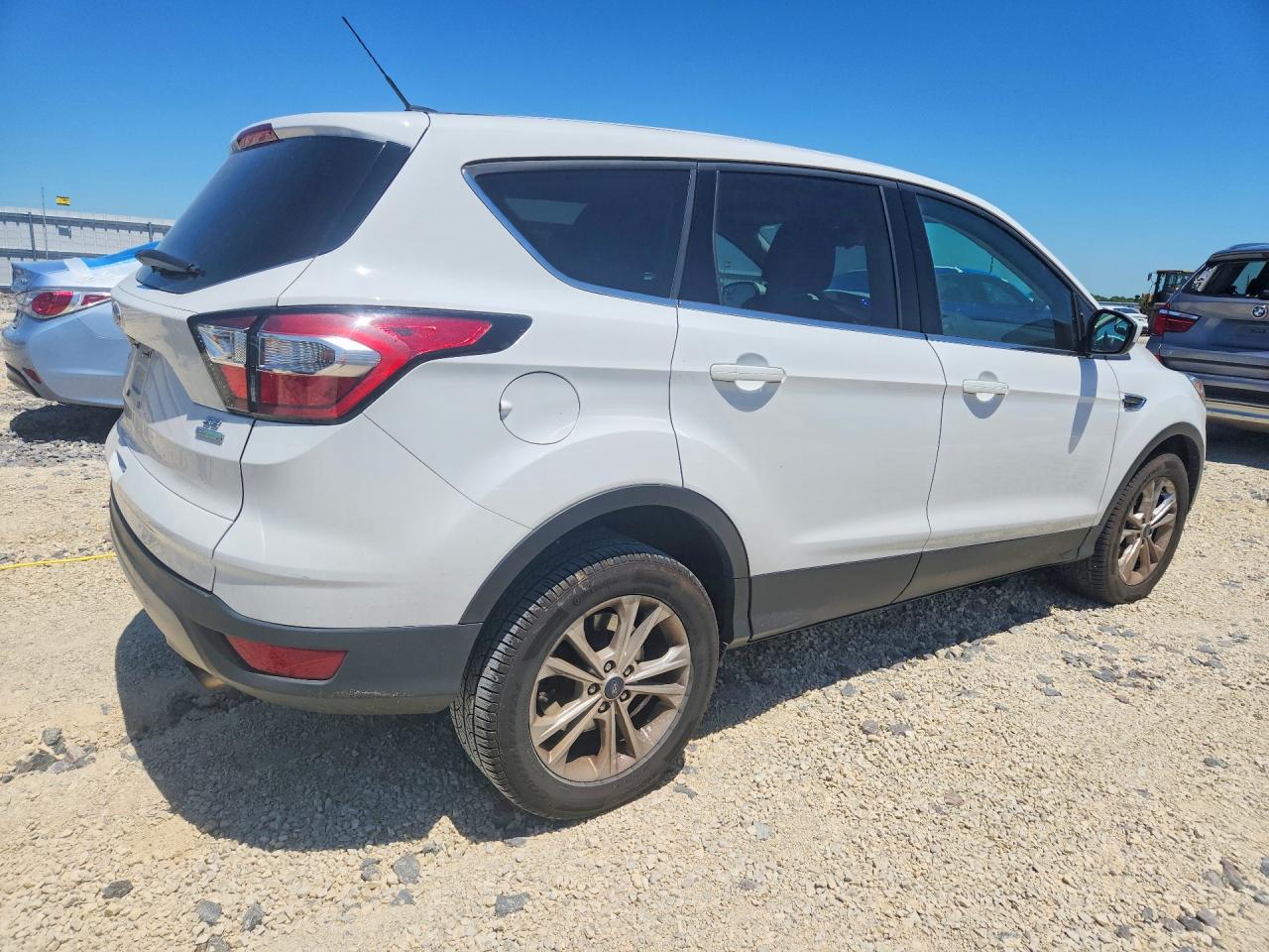 2017 FORD ESCAPE SE photo 3
