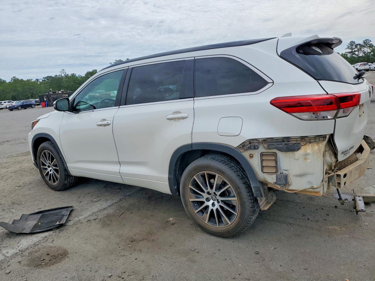 2018 TOYOTA HIGHLANDER SE photo 3