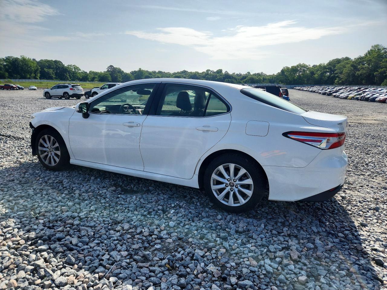 2018 TOYOTA CAMRY LE photo 2