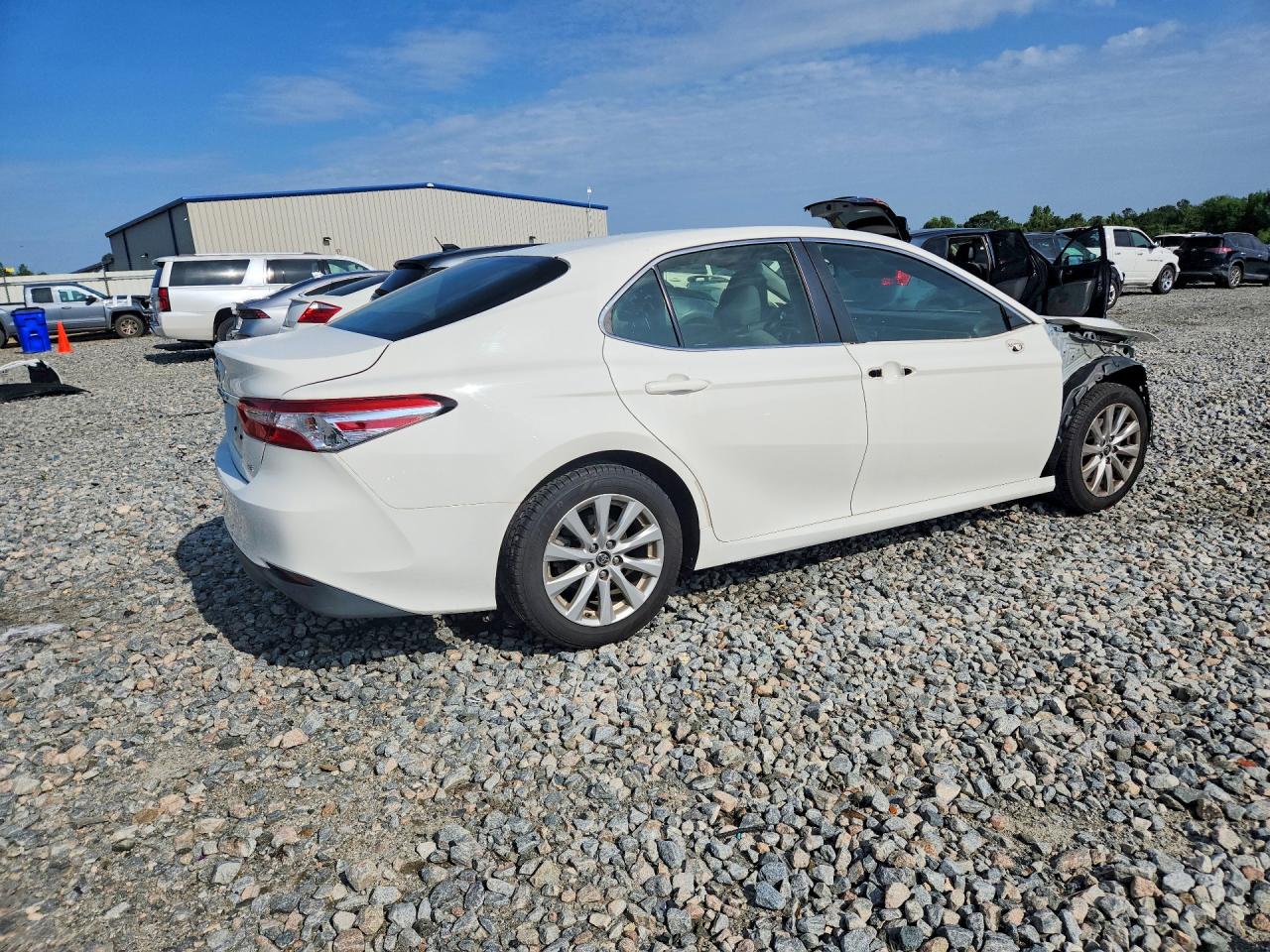 2018 TOYOTA CAMRY LE photo 3