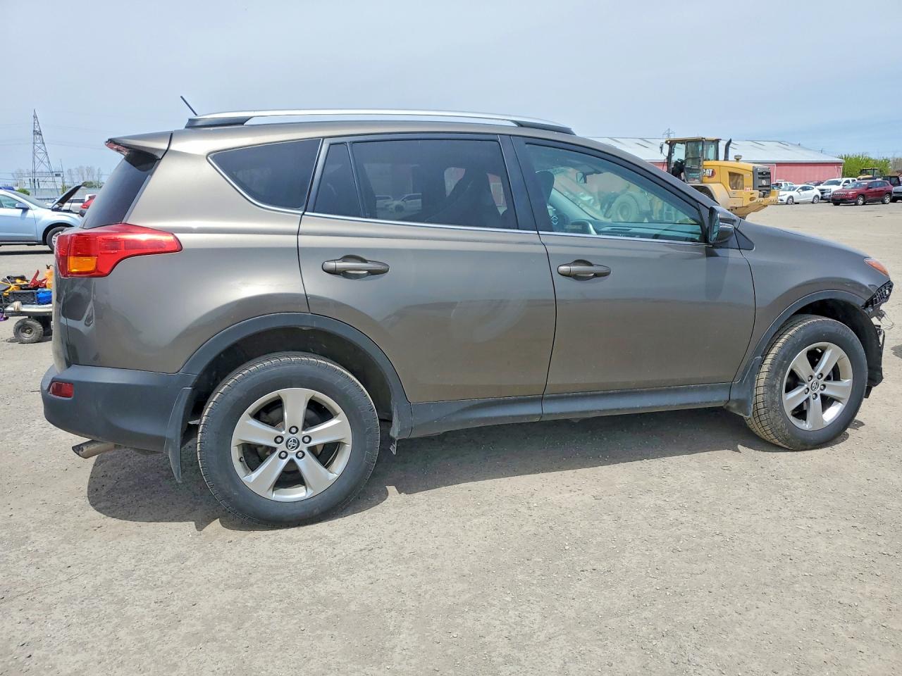 2015 TOYOTA RAV4 XLE photo 5