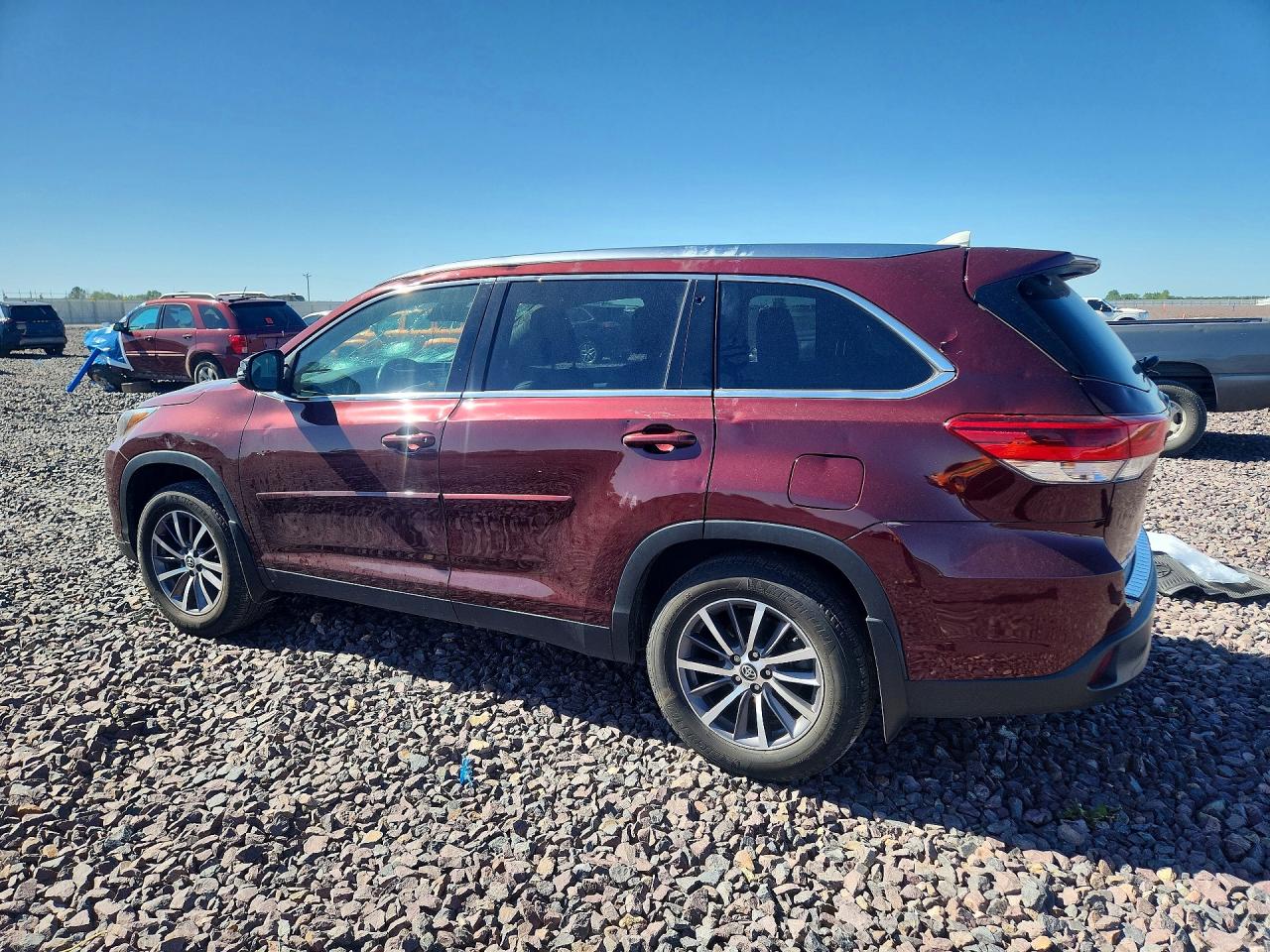 2019 TOYOTA HIGHLANDER XLE photo 3