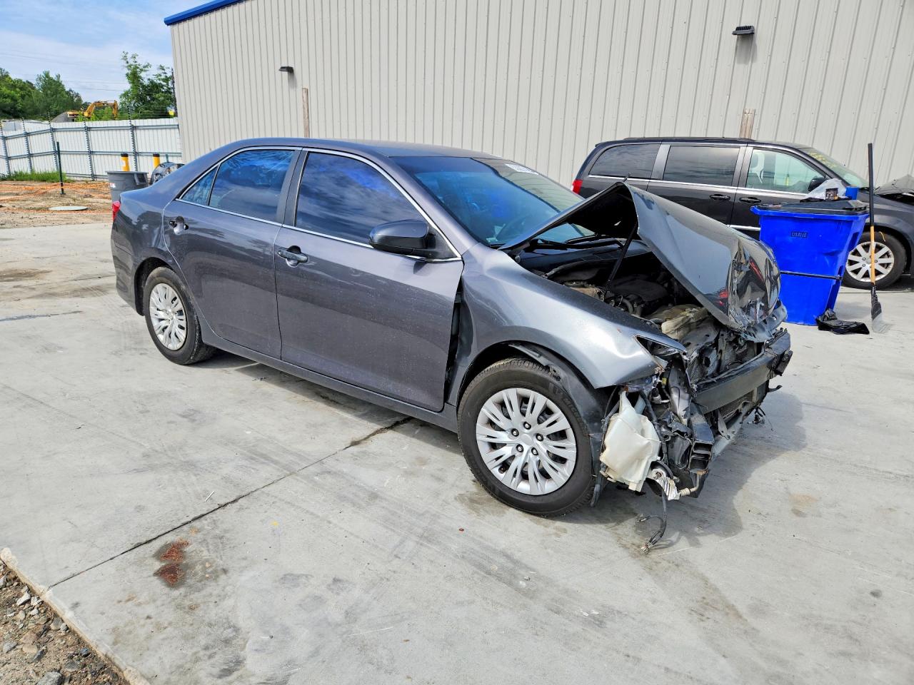 2014 TOYOTA CAMRY L photo 4