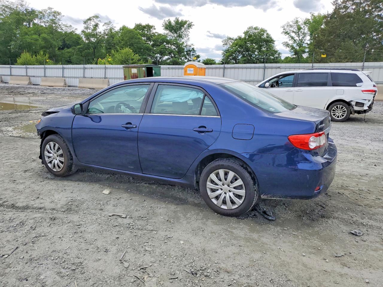 2013 TOYOTA COROLLA LE photo 3
