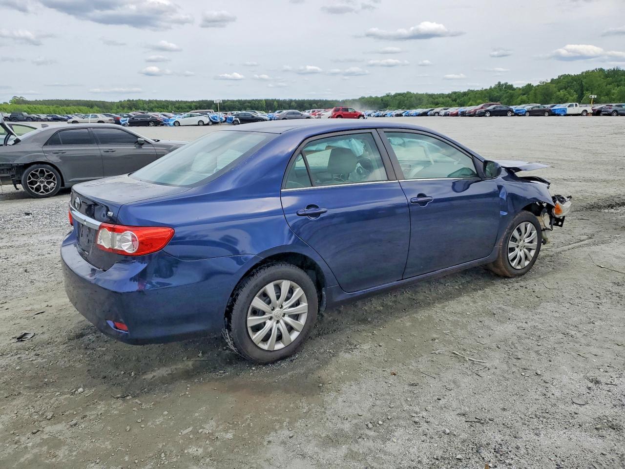2013 TOYOTA COROLLA LE photo 5