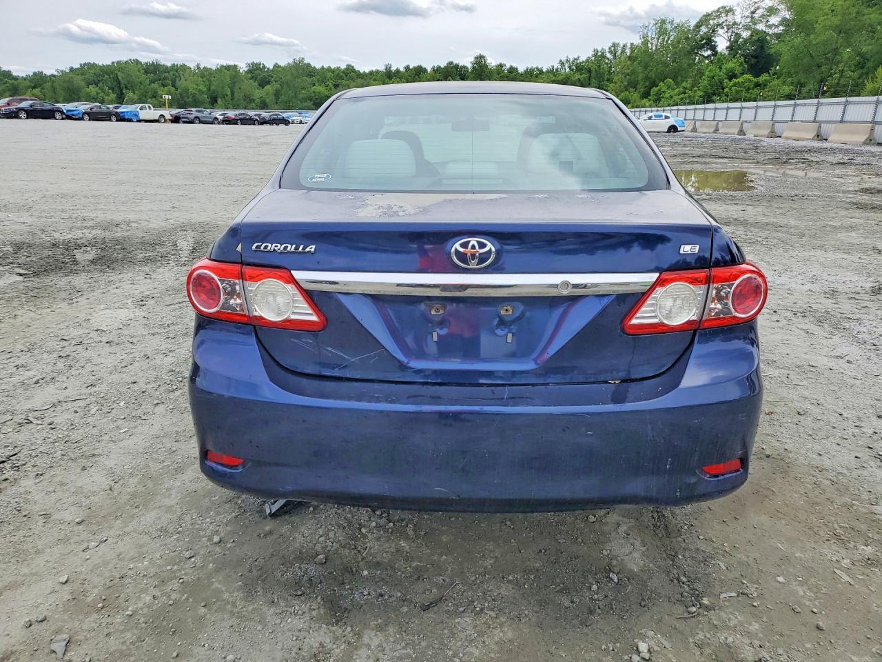 2013 TOYOTA COROLLA LE photo 11