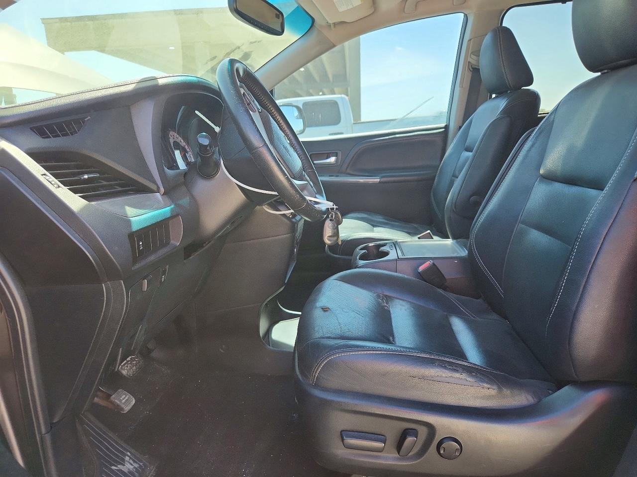 2015 TOYOTA SIENNA SE 8-PASSENGER photo 19