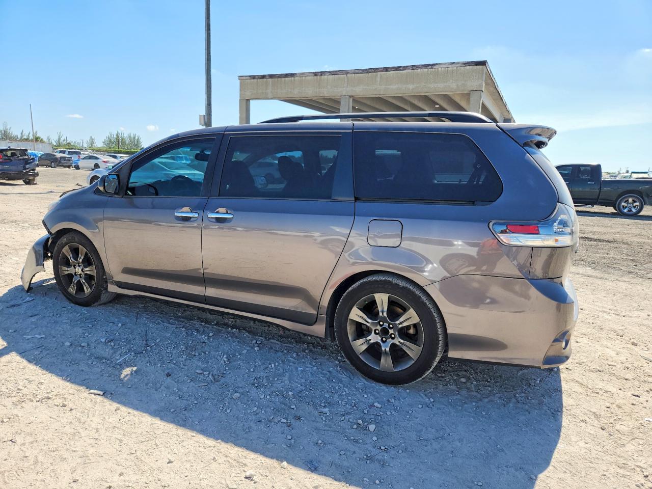 2015 TOYOTA SIENNA SE 8-PASSENGER photo 4