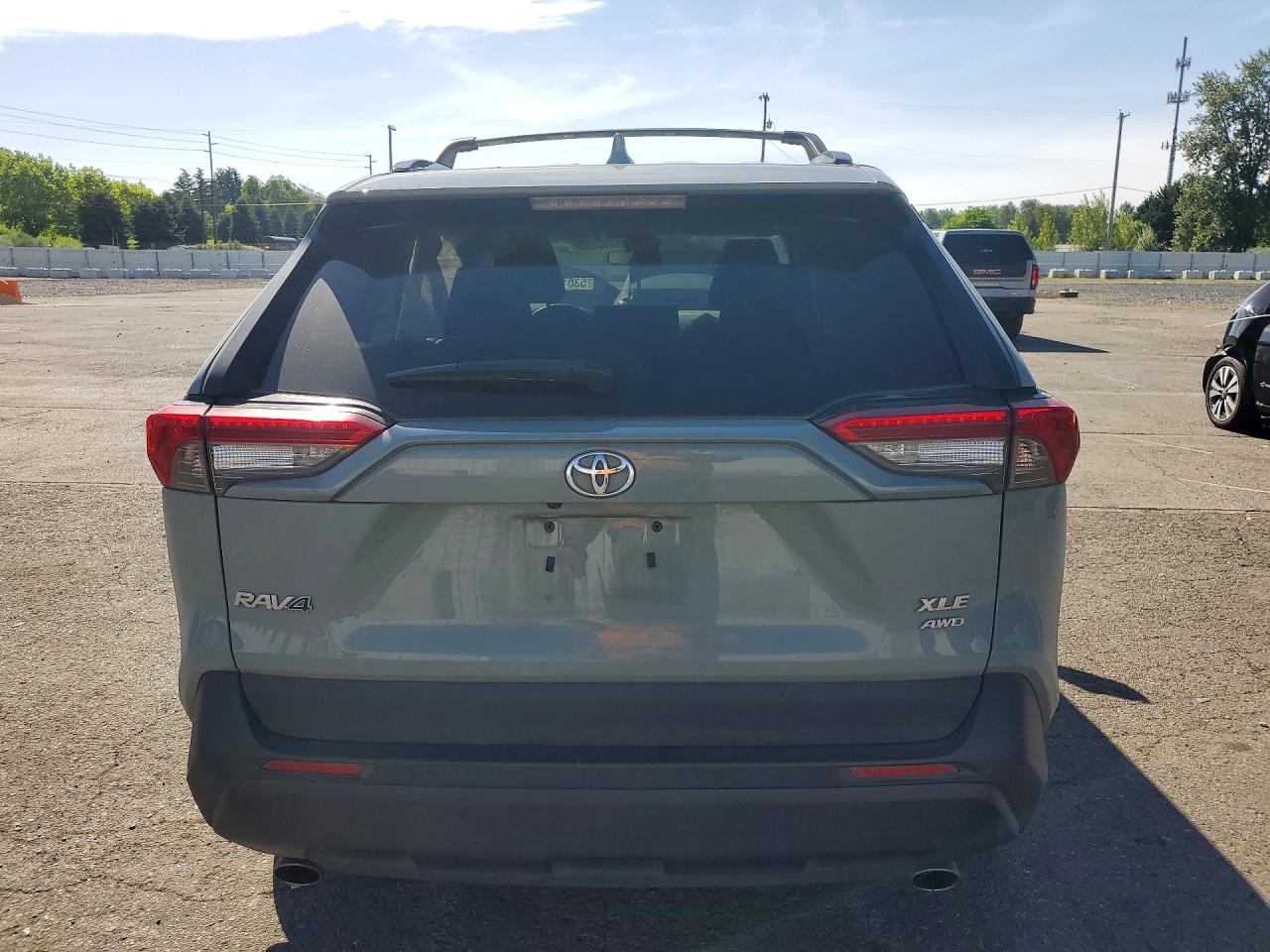 2019 TOYOTA RAV4 XLE photo 11