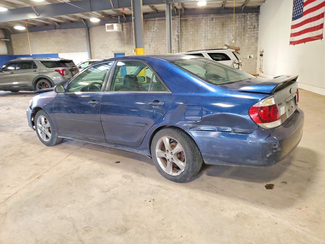 2005 TOYOTA CAMRY SE photo 3