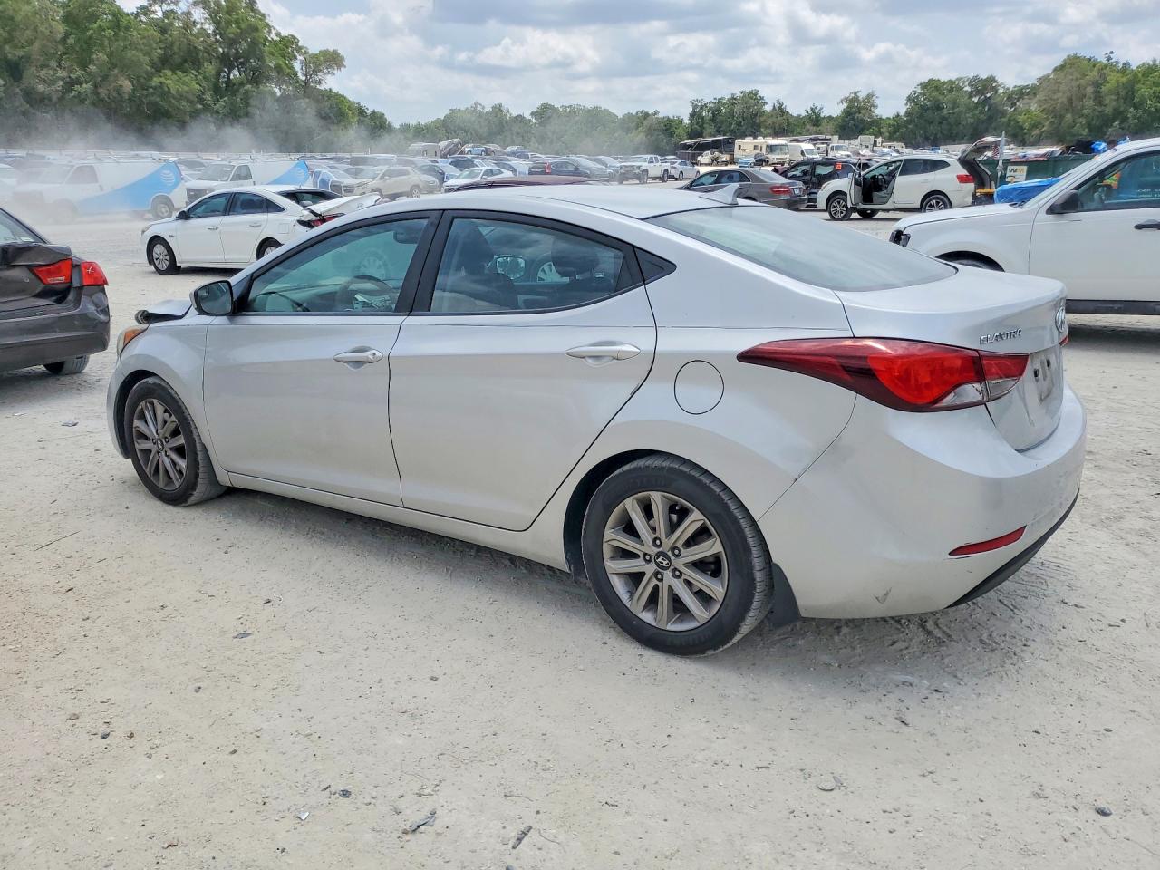 2015 HYUNDAI ELANTRA SE photo 4