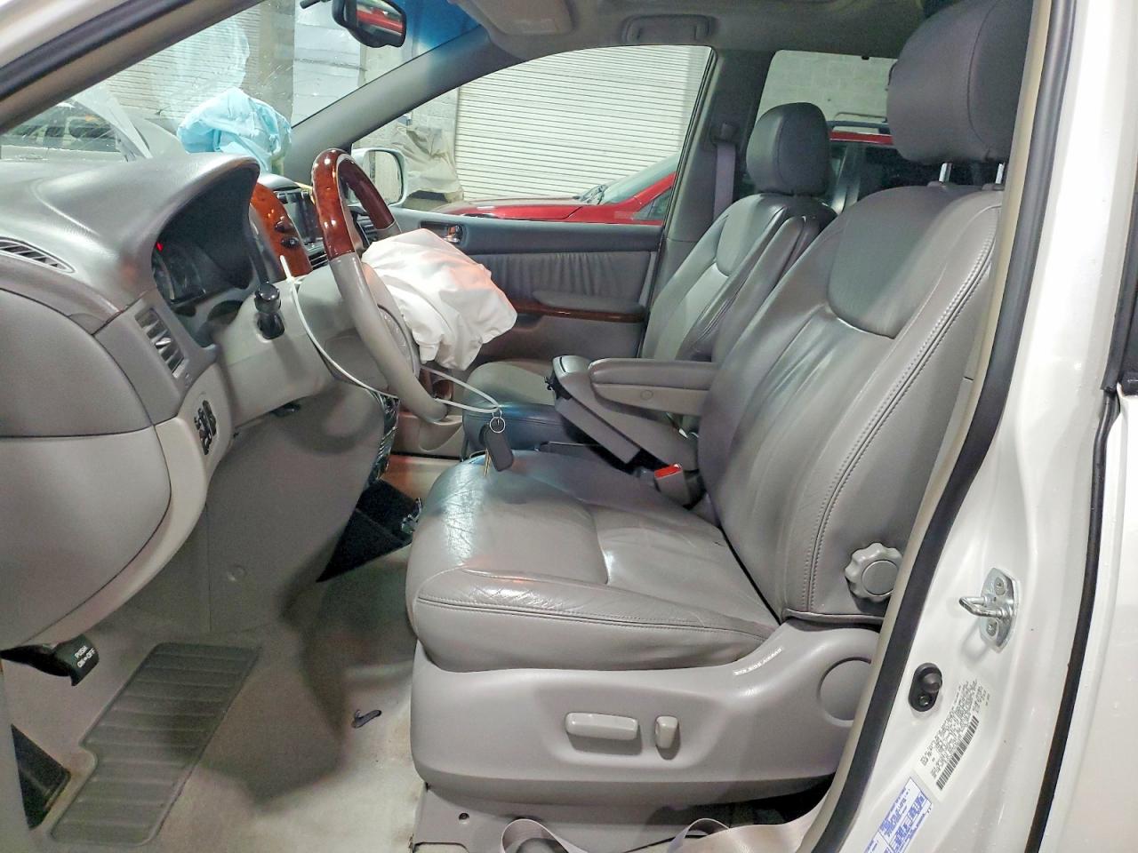 2004 TOYOTA SIENNA XLE LIMITED 7 PASSENGER photo 19