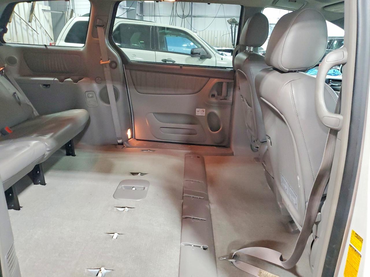 2004 TOYOTA SIENNA XLE LIMITED 7 PASSENGER photo 31