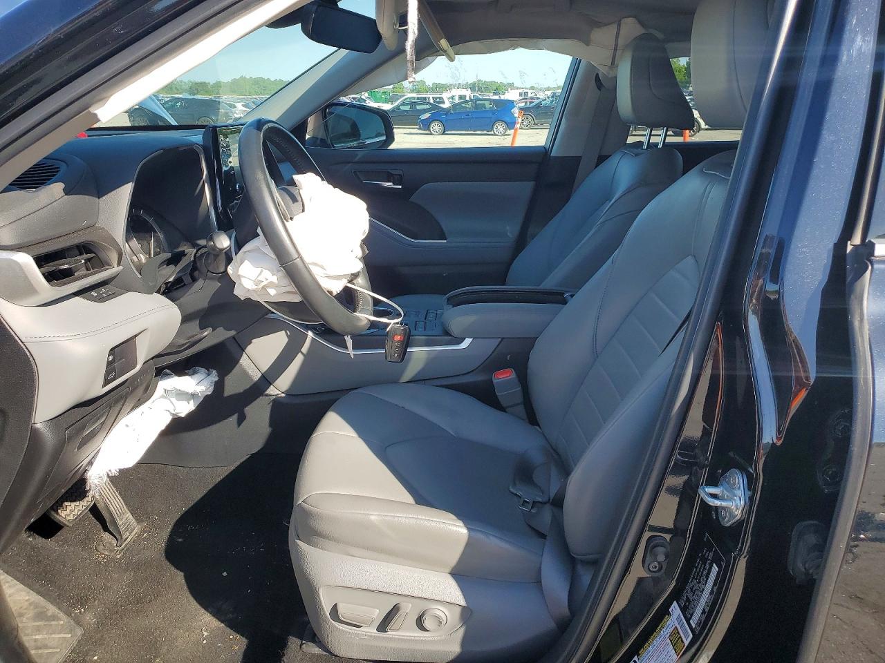 2022 TOYOTA HIGHLANDER XLE photo 7