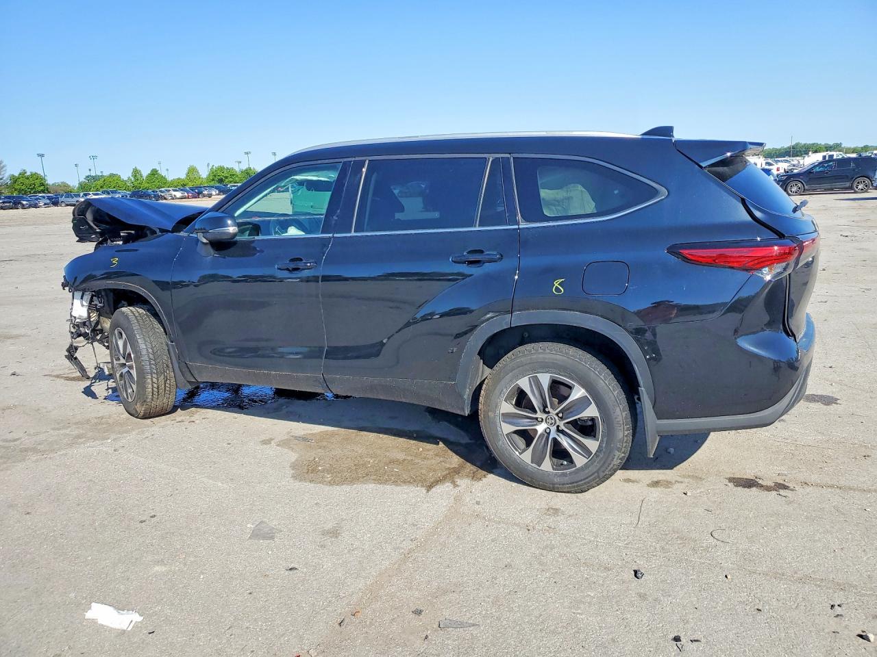 2022 TOYOTA HIGHLANDER XLE photo 2
