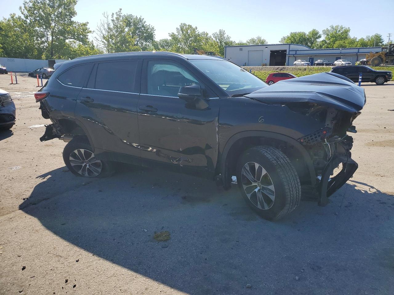 2022 TOYOTA HIGHLANDER XLE photo 4