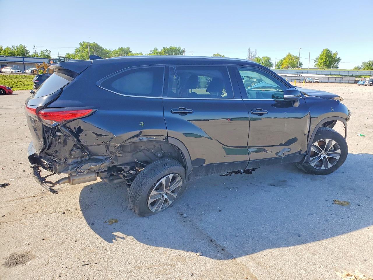 2022 TOYOTA HIGHLANDER XLE photo 3