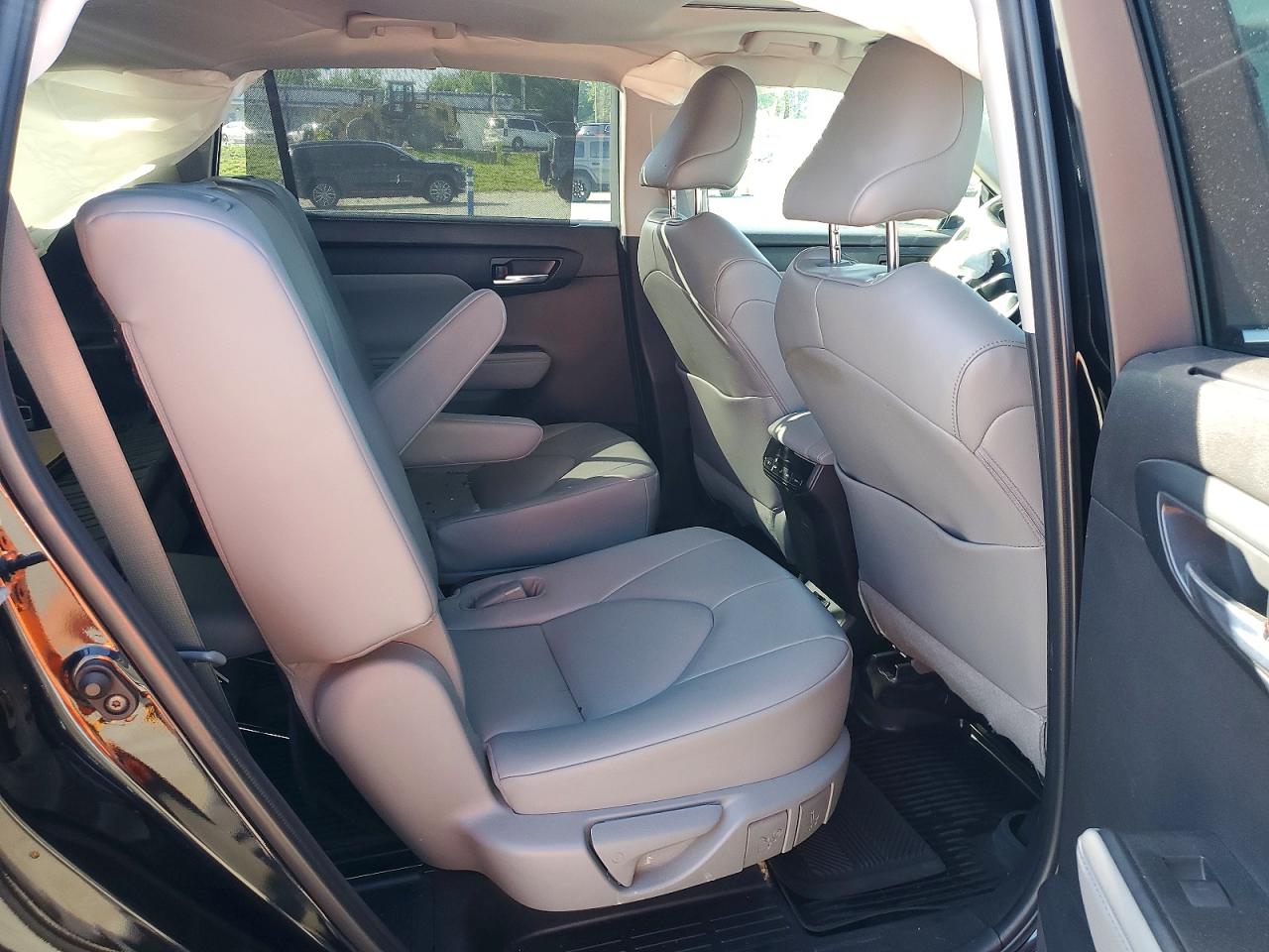2022 TOYOTA HIGHLANDER XLE photo 11