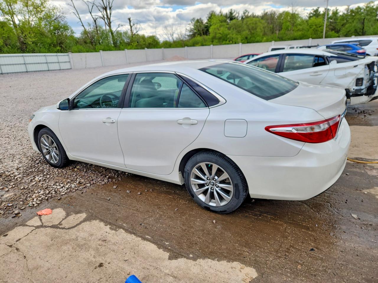 2015 TOYOTA CAMRY XLE photo 3