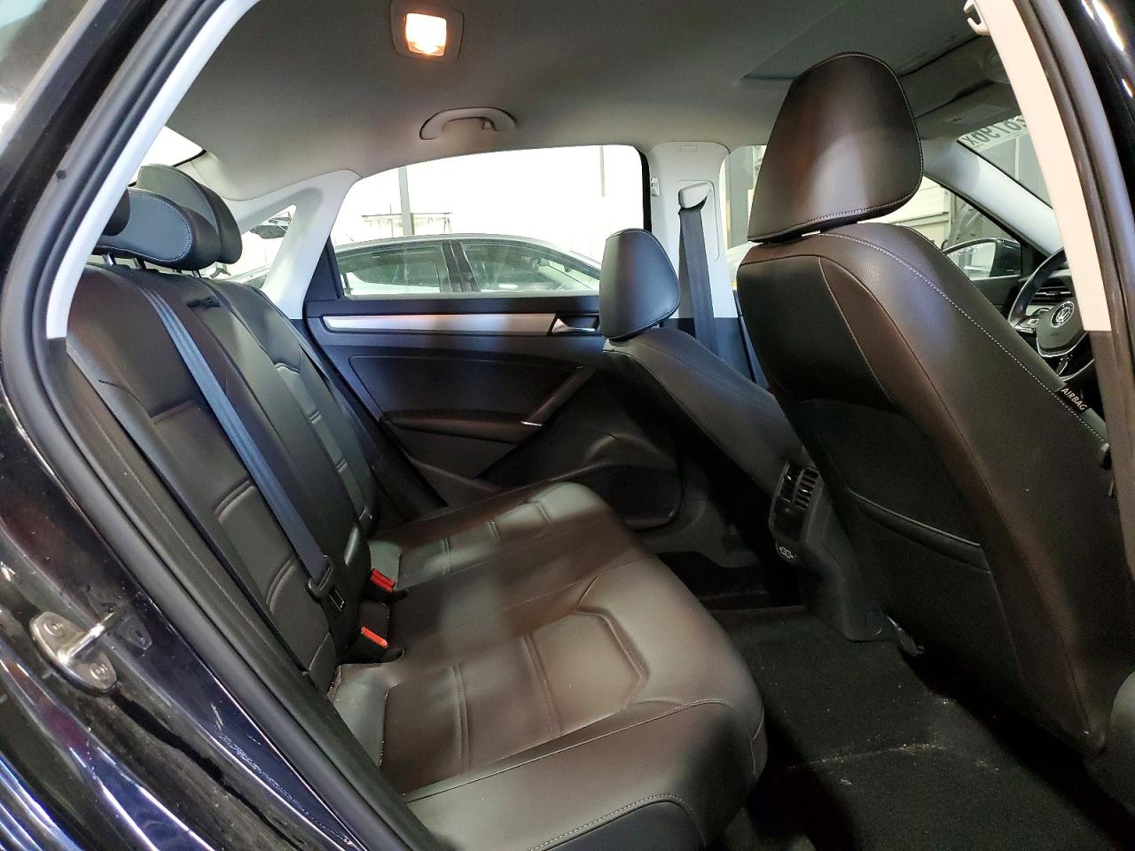 2021 VOLKSWAGEN PASSAT SE photo 19